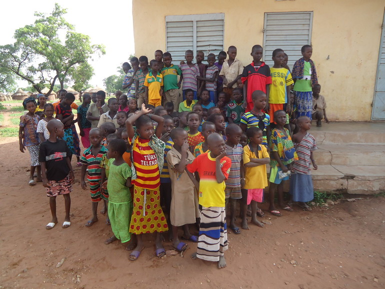Groupe d'enfants dans le nord du Bénin